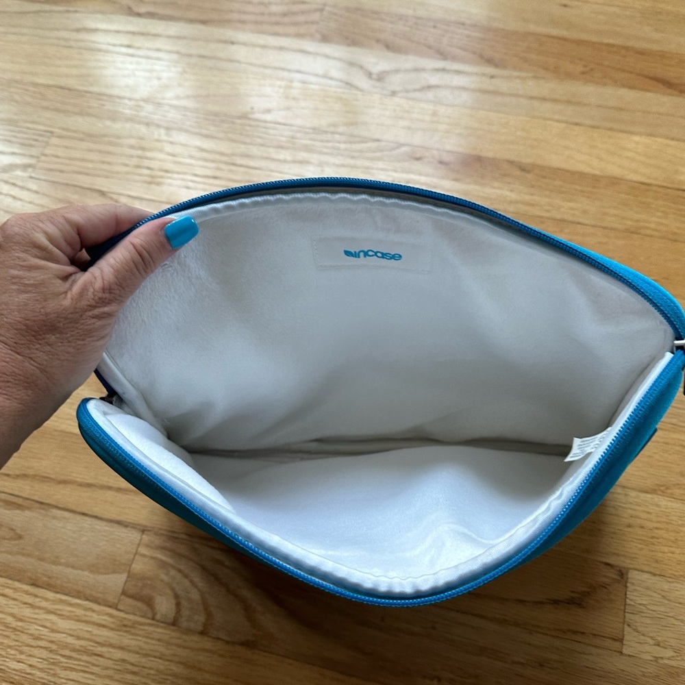Incase laptop case - Picture 3 of 5